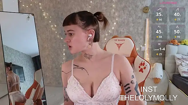 Snapshot of LolyMolli chatting on October 16, 9:56 am LolyMolli online show from October 16, 9:56 am