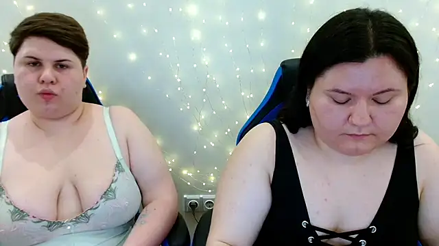BeckyAndHellen online show from July 3, 9:15 am