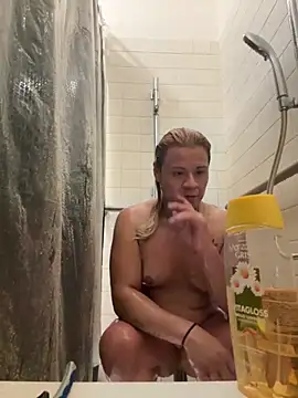 allissonw13 online show from October 26, 8:32 am