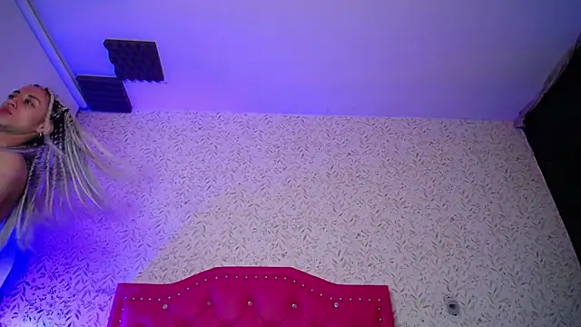 luly pink online show from December 18, 4:17 am