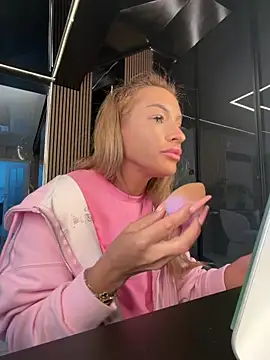 LovingBlondie online show from May 3, 5:00 am