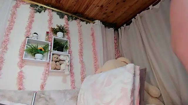 Idara and Edahi01 online show from December 18, 11:09 pm