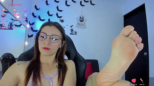Snapshot of roxanne_jones1 chatting on October 13, 8:44 pm roxanne jones1 online show from October 13, 8:44 pm