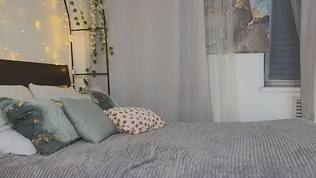 Freckle Diyana online show from May 6, 4:27 am