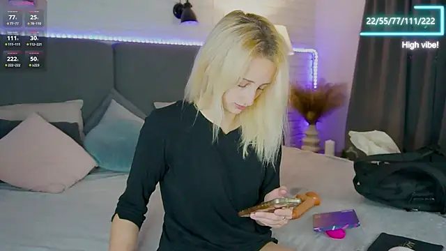 Snapshot of Selena_Lily chatting on October 8, 6:07 am Selena Lily online show from October 8, 6:07 am