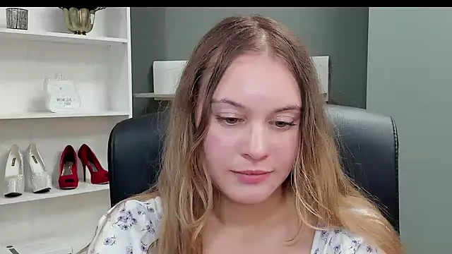 Snapshot of kitty_valeria chatting on October 8, 8:35 pm kitty valeria online show from October 8, 8:35 pm