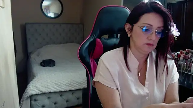 Carol Scottt online show from July 9, 5:15 pm