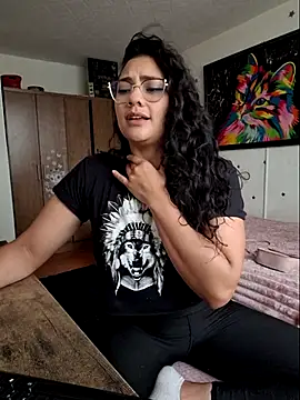 Thaliacooper  online show from July 8, 6:10 pm