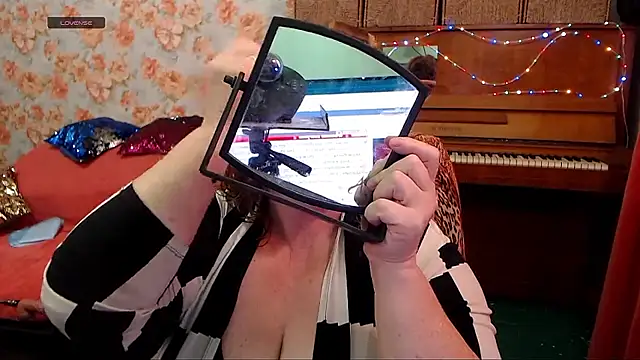 RoseRed69 online show from November 2, 5:00 am