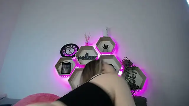 Snapshot of SabrinViolet chatting on October 18, 8:17 am SabrinViolet online show from October 18, 8:17 am