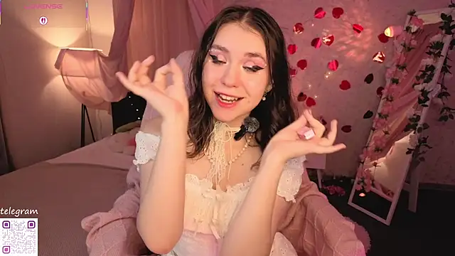 lilly Cherry  online show from July 3, 11:27 am