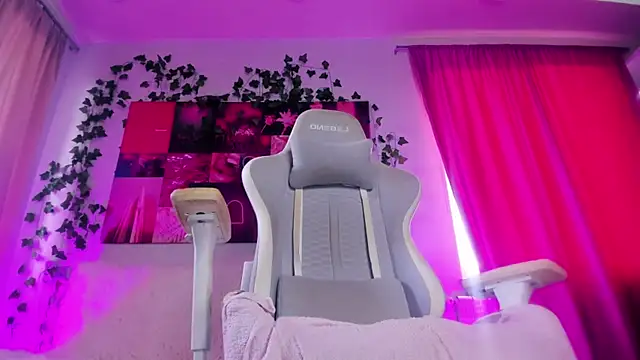 Snapshot of Kate_Burleskk chatting on October 21, 5:00 am Kate Burleskk online show from October 21, 5:00 am