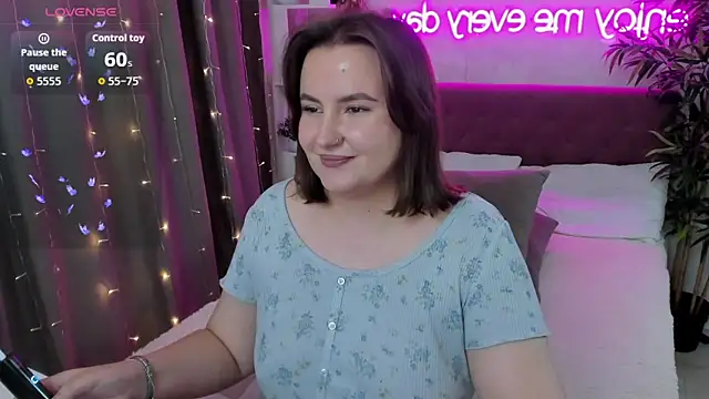 Snapshot of FeralPeach chatting on October 2, 5:23 am FeralPeach online show from October 2, 5:23 am