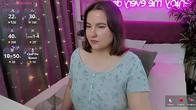 Snapshot of FeralPeach chatting on October 9, 5:22 am FeralPeach online show from October 9, 5:22 am