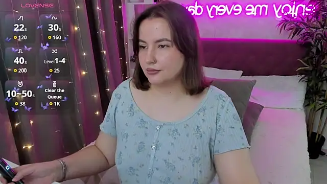 Snapshot of FeralPeach chatting on October 8, 5:12 am FeralPeach online show from October 8, 5:12 am