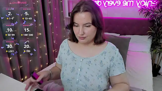 Snapshot of FeralPeach chatting on September 20, 4:33 am FeralPeach online show from September 20, 4:33 am