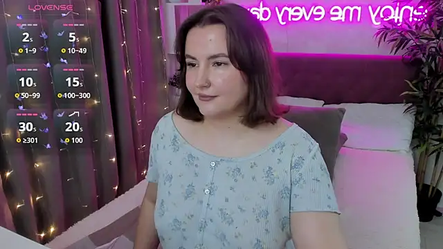 Snapshot of FeralPeach chatting on September 21, 4:33 am FeralPeach online show from September 21, 4:33 am