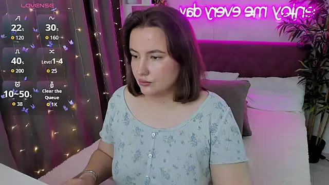 Snapshot of FeralPeach chatting on September 26, 4:10 am FeralPeach online show from September 26, 4:10 am