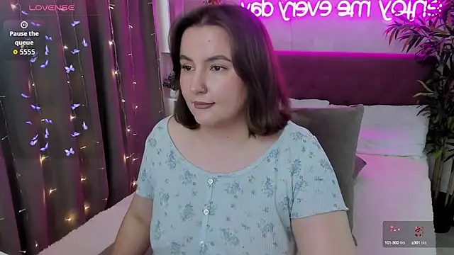 Snapshot of FeralPeach chatting on September 13, 7:27 am FeralPeach online show from September 13, 7:27 am