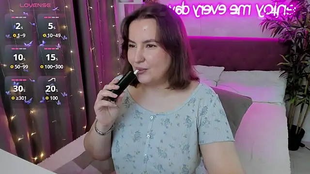 Snapshot of FeralPeach chatting on September 25, 4:00 am FeralPeach online show from September 25, 4:00 am