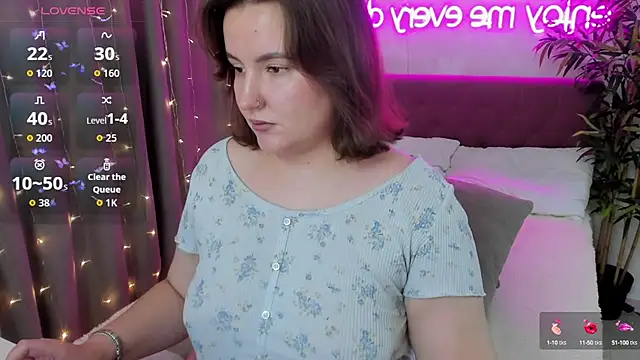 Snapshot of FeralPeach chatting on September 14, 7:28 am FeralPeach online show from September 14, 7:28 am