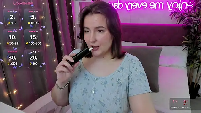 Snapshot of FeralPeach chatting on October 15, 5:32 am FeralPeach online show from October 15, 5:32 am