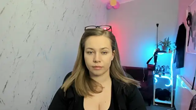 holly xglam online show from February 20, 7:37 pm