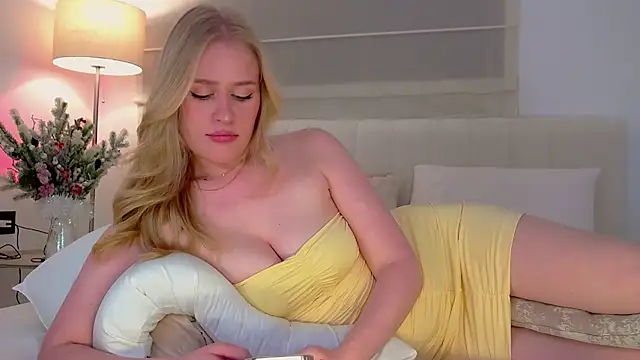 JuliaJaee online show from December 22, 8:12 pm