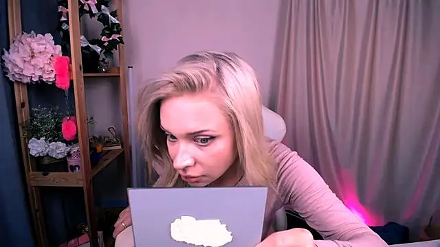 Snapshot of PDiddy_ chatting on September 29, 4:39 am PDiddy online show from September 29, 4:39 am