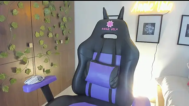 Annie Velas  online show from January 16, 9:44 pm