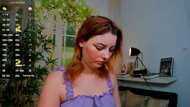 pretty little thing online show from November 25, 4:31 pm