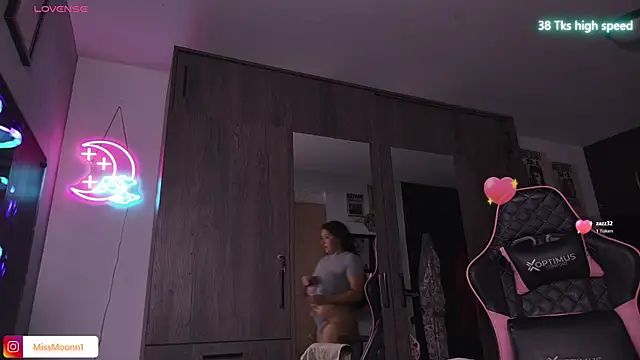 Steph moon  online show from March 5, 5:09 pm