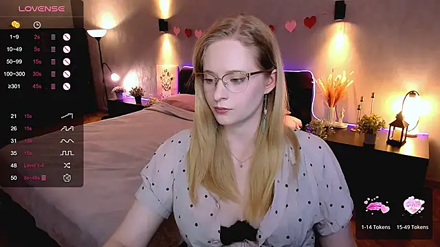 Snapshot of Aemilia_ chatting on October 3, 8:52 am Aemilia online show from October 3, 8:52 am
