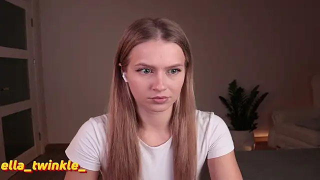 Snapshot of ella_twinkl chatting on October 18, 5:37 pm ella twinkl online show from October 18, 5:37 pm