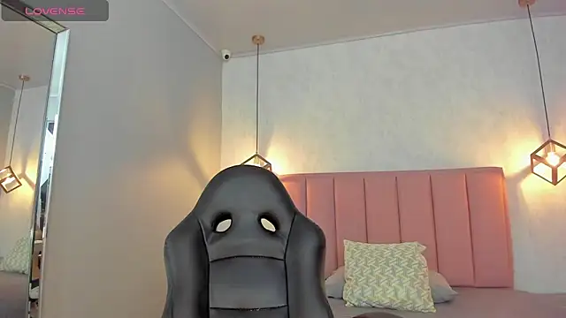 SUNNYCYRUS online show from March 16, 12:53 pm