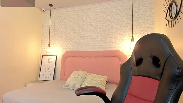 SUNNYCYRUS online show from February 23, 8:08 pm