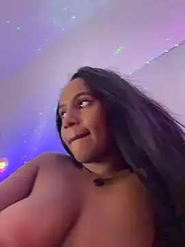 AlisonHoot69 online show from June 28, 11:44 pm