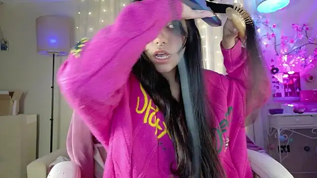 AllisonCatUwU online show from April 24, 4:21 pm
