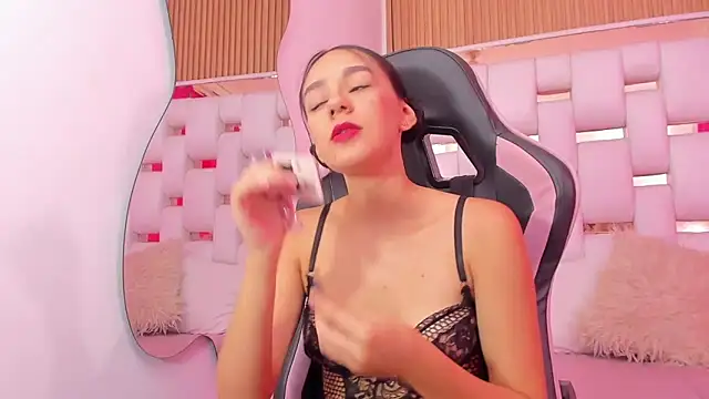 EmmyCruzZ online show from December 16, 8:15 pm