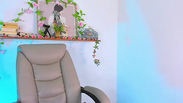 Chanelll Taylorr  online show from March 8, 10:30 am