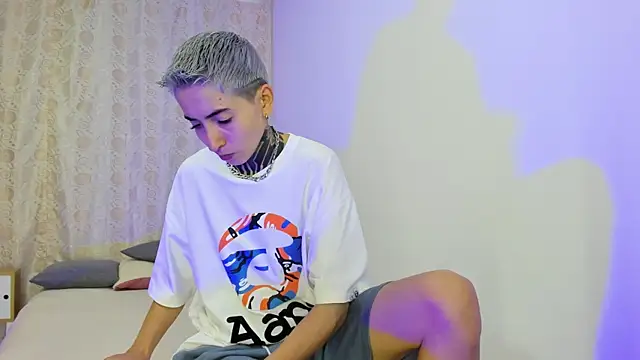 Tinny and Candy online show from December 5, 2:11 am