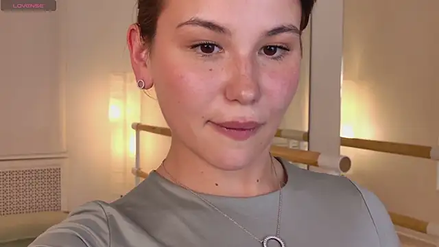 EmiliaDreams online show from June 16, 7:04 pm