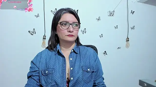 Amie Adams82  online show from December 15, 3:39 pm