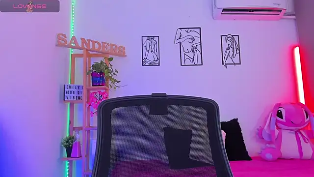 EmillySanders online show from April 28, 11:08 pm