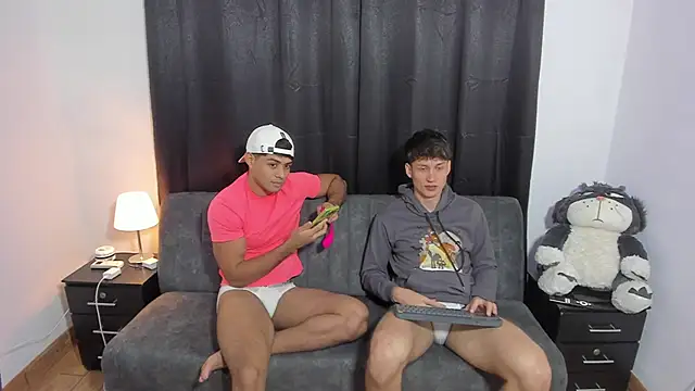 Snapshot of Luciano_and_Marlon chatting on October 4, 9:15 am Luciano and Marlon online show from October 4, 9:15 am