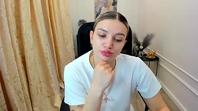 SelenaeMoore online show from June 17, 4:03 am
