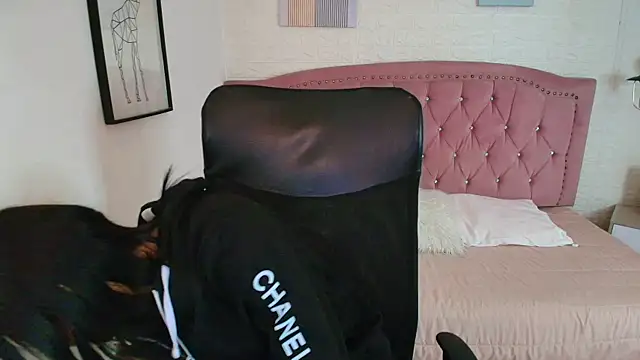 shaneelle online show from December 3, 3:09 am