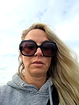 AshleyDiamonds1 online show from April 11, 7:28 pm