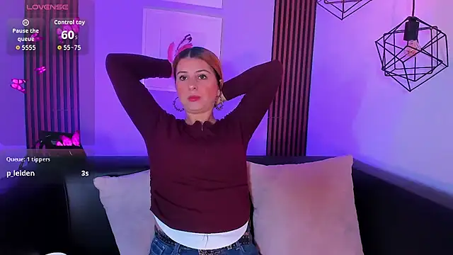 Nahiajhonson  online show from December 19, 1:58 pm