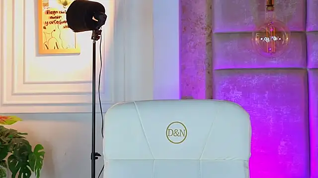 AlessiaLondon online show from July 27, 10:01 am